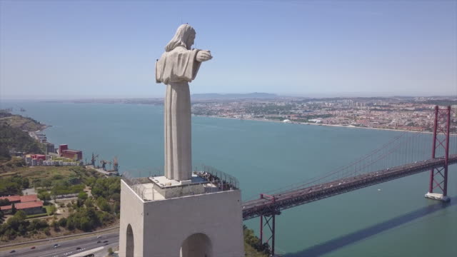 sonnigen-Tag-Lissabon-Stadt-von-Portugal-Christkönig-berühmten-Denkmal-aerial-Panorama-4k