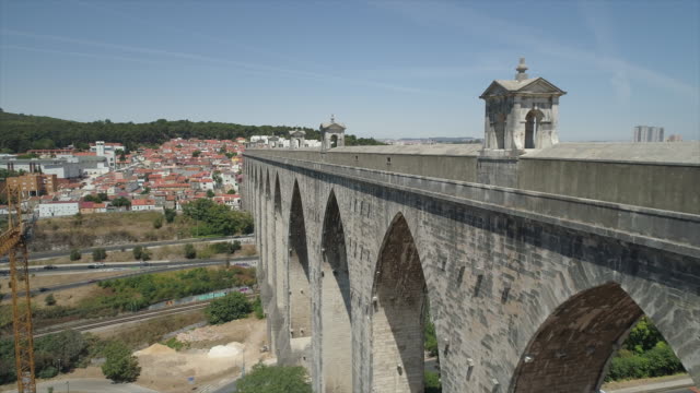 Portugal-día-soleado-tiempo-Lisboa-famoso-acueducto-del-panorama-aéreo-de-aguas-libres-4k