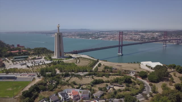 Portugal-Sommer-Tag-Lissabon-Stadt-Christkönig-Denkmal-quadratische-Antenne-Panorama-4k