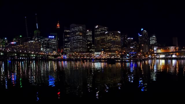 Darling-Harbour-in-der-Nacht,-Sydney-in-4k