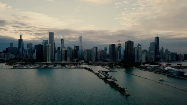 Chicago---Luftaufnahme-der-Bucht-bei-Sonnenuntergang