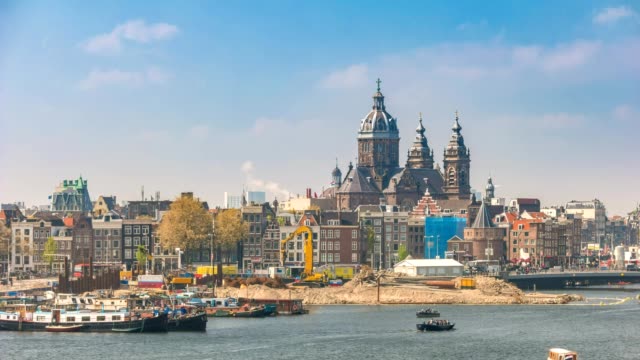 Amsterdam-Stadt-Skyline-Timelapse-mit-der-Basilika-des-Heiligen-Nikolaus,-Amsterdam,-Niederlande-4K-Zeitraffer