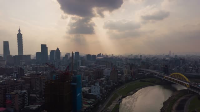 Sonne-Licht-abends-Taipei-Stadtbild-Innenstadt-am-Fluss-Antenne-Panorama-4k-Zeitraffer-Taiwan