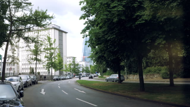 Kleine-Straße-in-Frankfurt-am-Main-und-das-Bankgebäude-der-Europäischen-Zentral-