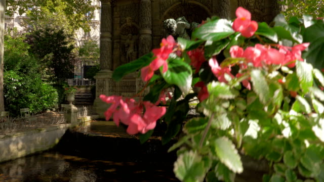 Medici-Fountain-in-the-Jardin-du-Luxembourg.-Paris,-France
