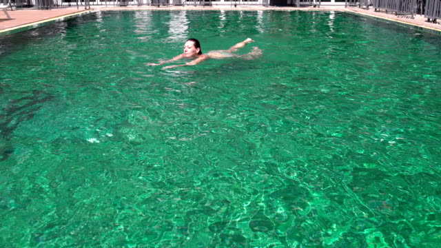 Una-mujer-se-baña-en-la-piscina-al-aire-libre