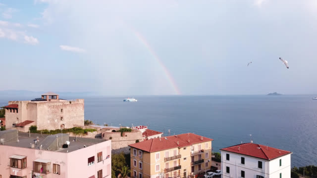 Piombino,-Italien.-Luftaufnahme-der-Stadt,-Meer,-Schiff-und-Regenbogen-in-den-Himmel