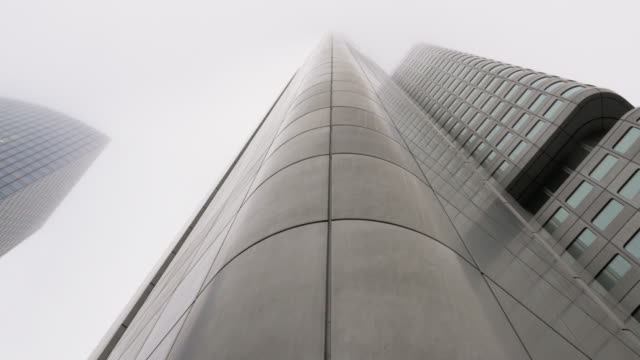 Beeindruckende-zeitgenössische-Hochhaus-Gebäude-aus-Wurm-Auge-Ansicht-Perspektive
