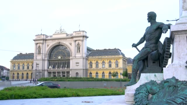 Keleti-train-or-railway-station,-the-eastern-railway-terminal-in-Baross-square-Budapest,-Hungary.