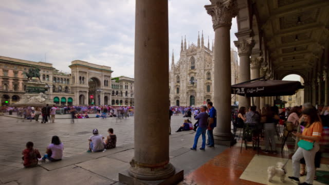 Italia-Milán-ciudad-catedral-llena-de-gente-famosa-panorama-plaza-Catedral-4k-timelapse