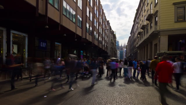 Italien-Mailand-Stadt-berühmte-Einkaufsstraße-drängten-sich-drehenden-Panorama-4k-Zeitraffer
