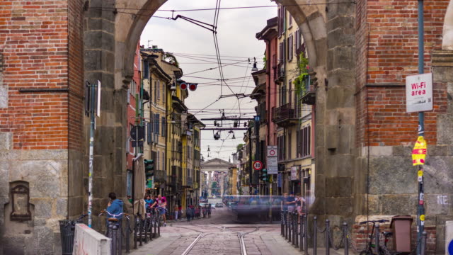 Italien-Sonnentag-Mailand-Stadt-berühmten-Verkehr-Straße-antiken-Porta-Ticinese-Panorama-4k-Zeitraffer
