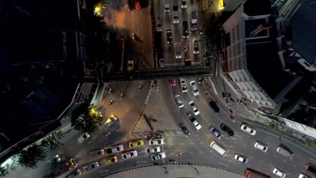 Zoomen-Sie-auf-der-Verkehr-auf-der-Autobahn-bei-Nacht,-Städtisches-Motiv,-Bangkok,-Thailand