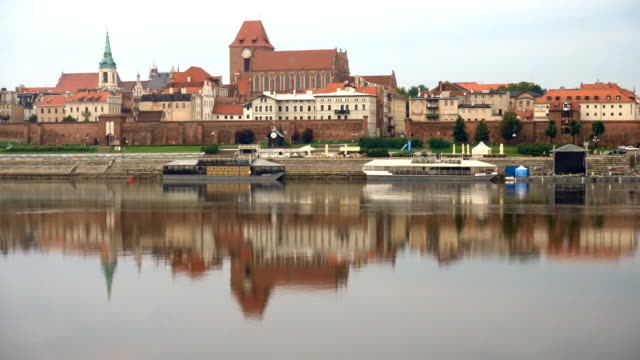 Torun-alte-Stadt-Panorama-über-Weichsel-an-sonnenaufgangszeit,-Polen