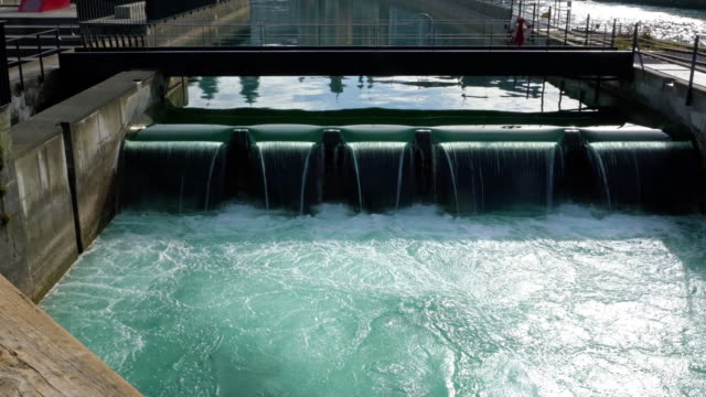 Espiga-de-agua-y-puente-Spreuer,-Lucerna,-Suiza