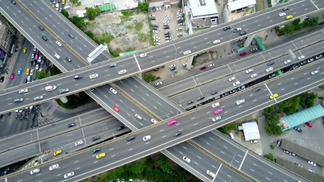 Aeiral-escena-de-múltiples-lane-autopista-el-tráfico-en-hora-punta,-4k-video