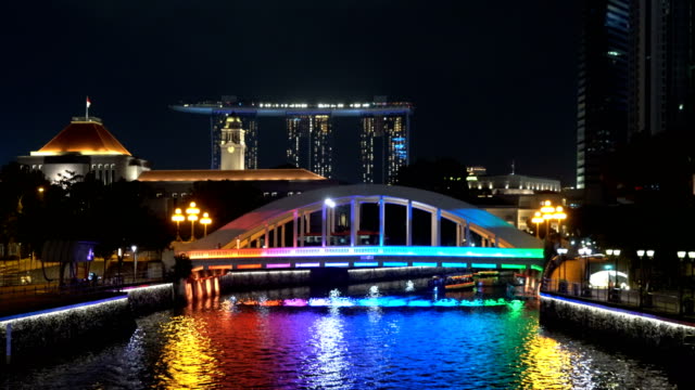Puente-de-Elgin-en-centro-ciudad-de-Singapur-en-Marina-Bay-area-en-la-noche.-Edificios-barrio-y-rascacielos-financieros.