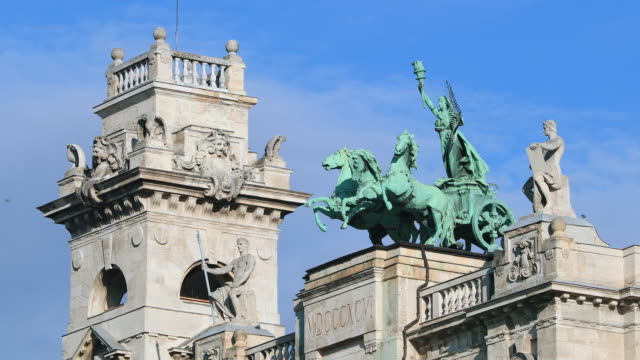 Chariot-Hero-Square-Monument,-Budapest,-Hungary