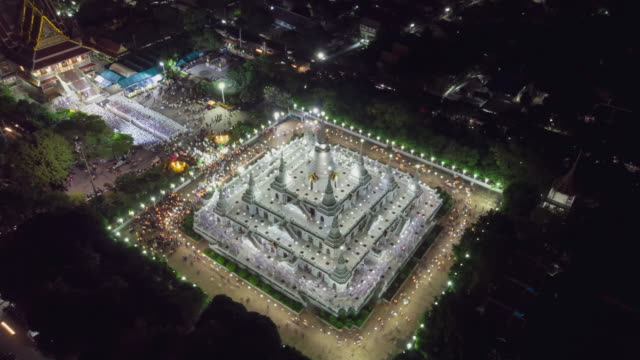 Time-Lapse-Luftaufnahme-über-große-Pagode-im-Asokaram-Tempel-in-Tiger-in-der-Nähe-von-Bangkok-Thailand-während-Asalha-Puja(Asanha-Bucha)-buddhistischen-Festivals-stattfindet-in-der-Regel-im-Juli-auf-den-Vollmond.