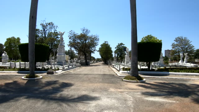 Gräber-und-Statuen-in-der-Cementerio-de-Colón-Havanna-Kuba