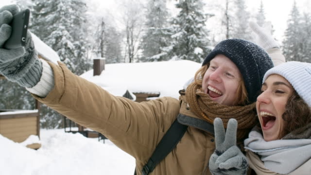 Glückliches-junges-paar-nehmen-Selfie-am-Wintertag