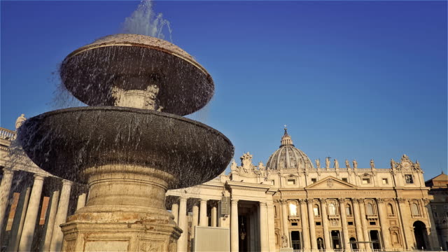La-famosa-fuente-de-San-Pietro-italiano-cuadrado-con-columnas-de-iglesia-de-Saint-Peter,-en-Roma,-Italia