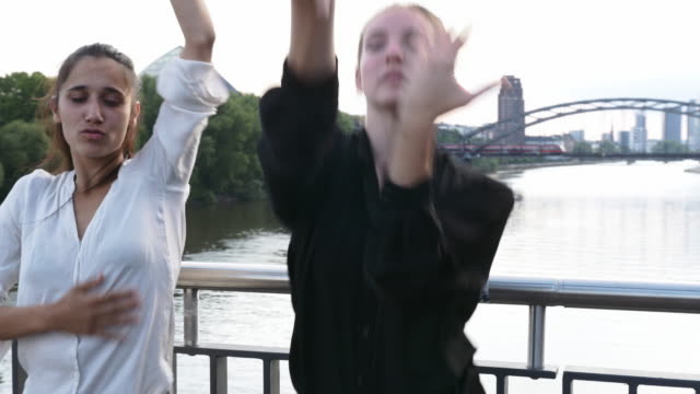 Freundinnen-tanzen-am-Fluss-Brücke-2