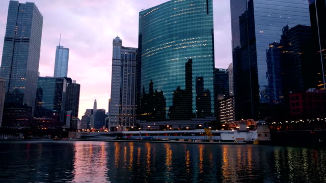 Chicago-River.-Downtown-Chicago.-Dämmerung,-Sonnenaufgang,-morgen.-Urbane-Stadtbild.