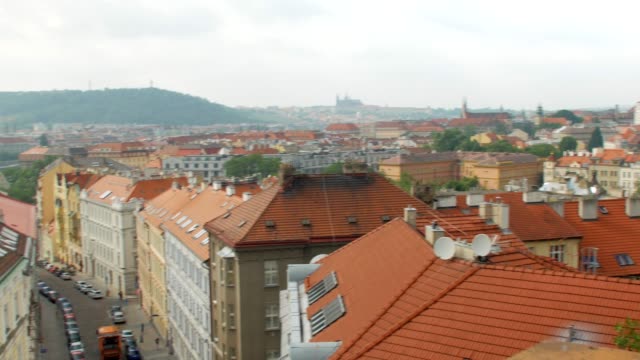 Panorama-Blick-auf-alte-Gebäude-in-Prag-von-oben-und-Mädchen-fotografieren-sich-per-smartphone