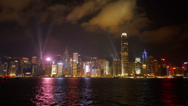 Weitwinkel-Blick-auf-Victoria-Harbour-und-Gebäuden-mit-Strahlern-in-Hong-kong