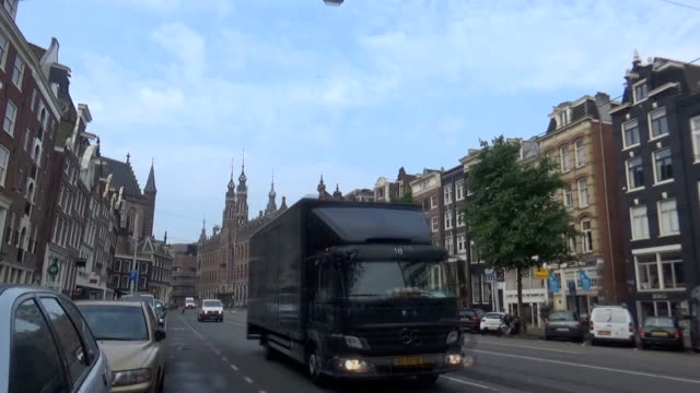 Autos-auf-der-Straße-in-Amsterdam