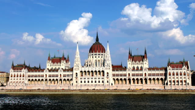 Parlamentsgebäude-in-Budapest.-Vorderansicht-Zeitraffer