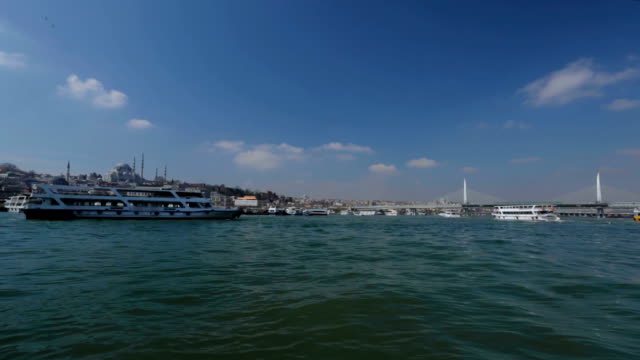Touristen-Kreuzer,-Segeln-in-der-Nähe-von-Pier,-großen-Wahrzeichen-von-Istanbul,-herrliche-Aussicht