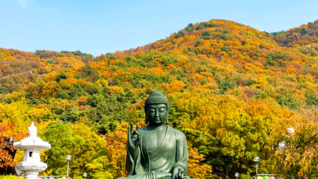 Zeitraffer-des-Herbstes-im-Seoraksan-Nationalpark,-Südkorea