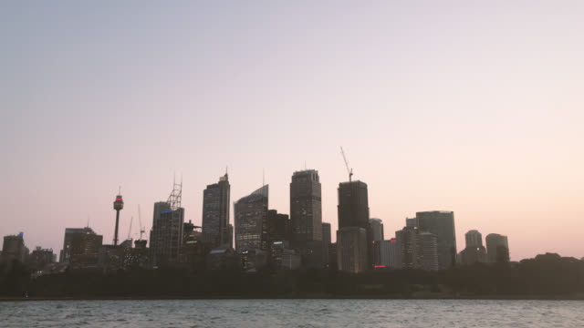 Zur-Gründung-Schuss-von-Sydney-Skyline-der-Stadt-am-Hafen-bei-Sonnenuntergang.