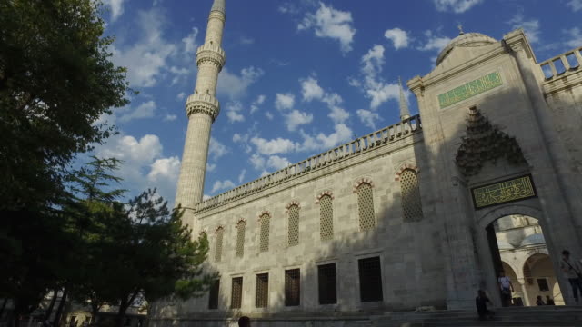 Menschen-am-Eingang-der-Moschee-in-Sultanahmet,-bluemosque