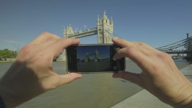 Touristen-fotografieren-Tower-Bridge-mit-einem-smartphone