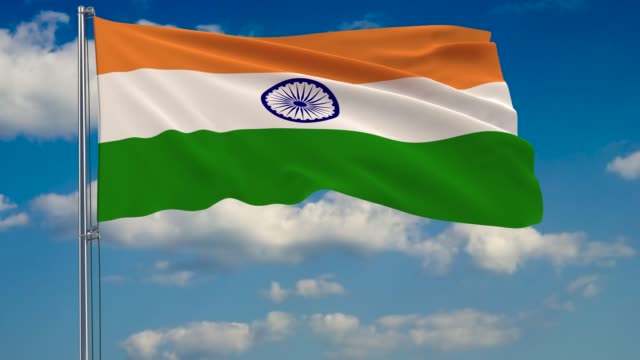 Flagge-Indiens-vor-Hintergrund-Wolken-am-blauen-Himmel-schweben