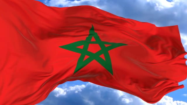 ondeando-la-bandera-contra-el-cielo-azul-Marruecos