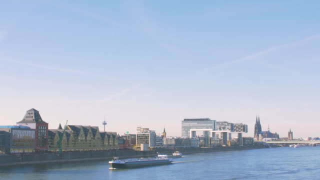Kölner-Skyline-mit-Kuppel,-Kran-Häuser-und-Fluss-Rhein
