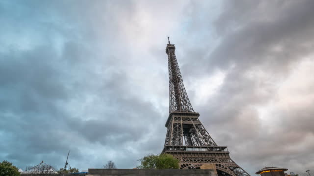 Zeitrafferaufnahme-der-Paris-Eiffel-Tower-mit-bewölktem-Himmel-bei-Sonnenuntergang