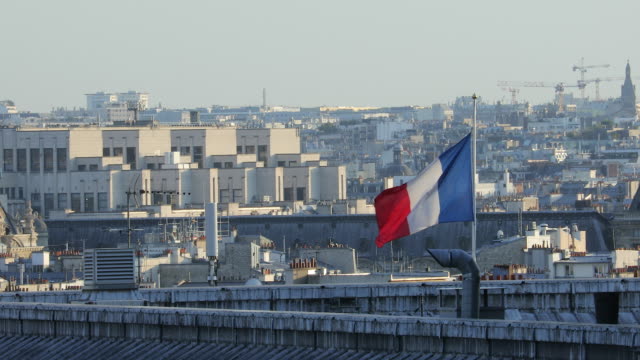 Französische-Flagge-auf-den-Dächern-von-Paris