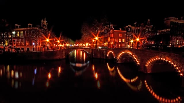 Amsterdam-de-noche-en-los-países-bajos