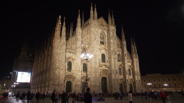 nachts-beleuchteten-Mailand-Stadt-berühmte-Kathedrale-vorne-langsam-motion-Panorama-4k-Italien