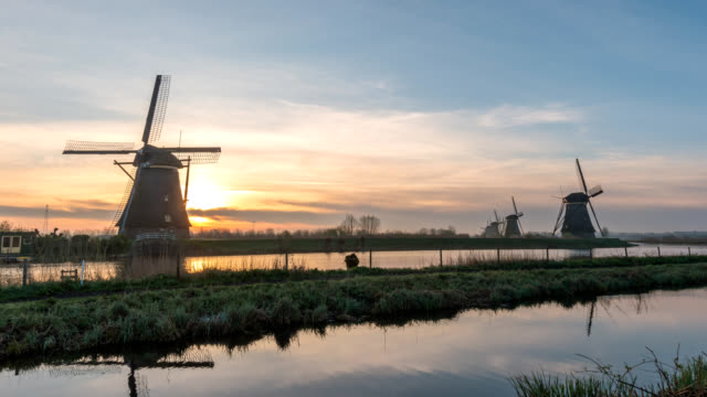 Holländische-Windmühle-Sonnenaufgang-Zeitraffer-in-Kinderdijk-Dorf-Niederlande-4K-Zeitraffer