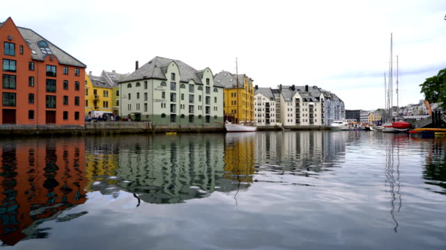 Aksla-an-die-Stadt-Alesund-in-Norwegen