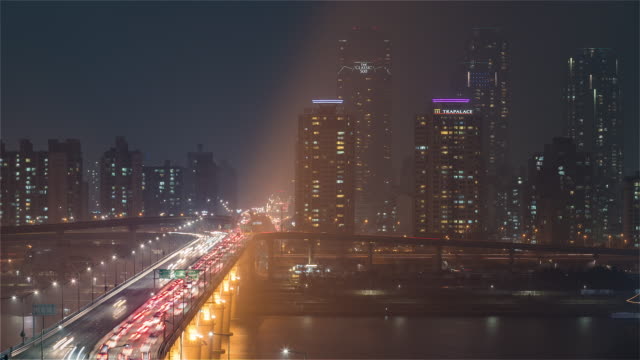 Seoul,-Korea,-Timelapse----The-traffic-over-the-Cheongdam-Bridge-in-Seoul-at-Night
