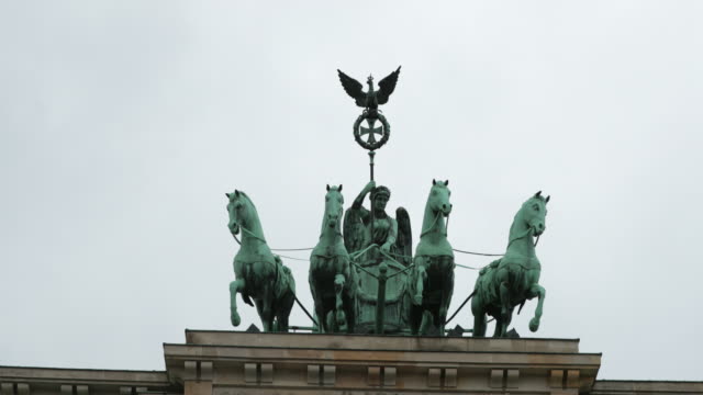 chariot-sculptures-atop-the-Brandenburg-Gate-in-Berlin,-Germany