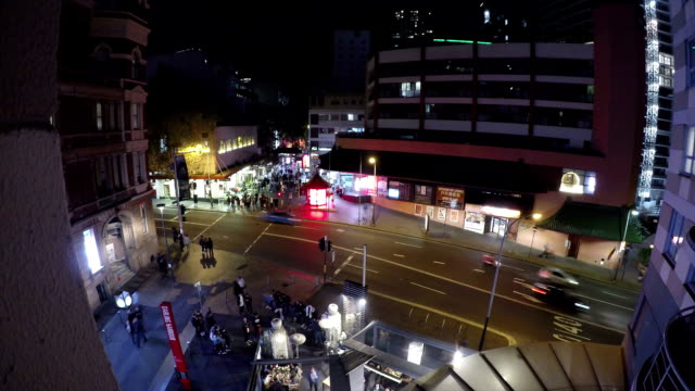 Zeitraffer-auf-einer-Straße-in-Sydney-bei-Nacht