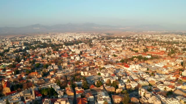 Aerial-Höhenlage-Blick-auf-der-ikonischen-Mauern-umgebene-Hauptstadt-Nikosia-in-Zypern.